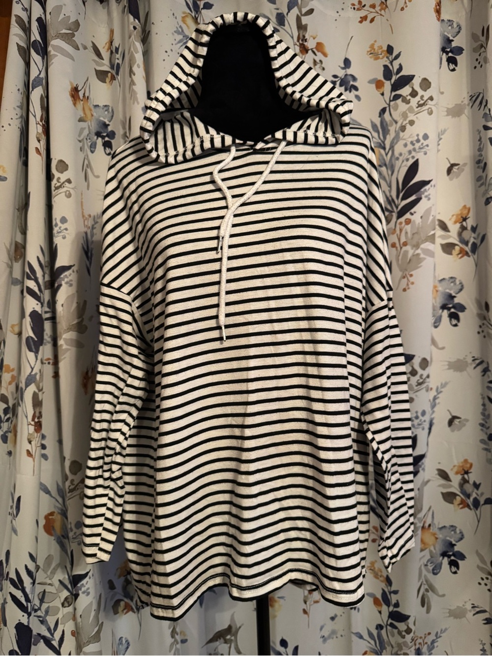 Ladies Black & White Striped Hooded Long-Sleeve Shirt Size XL B18